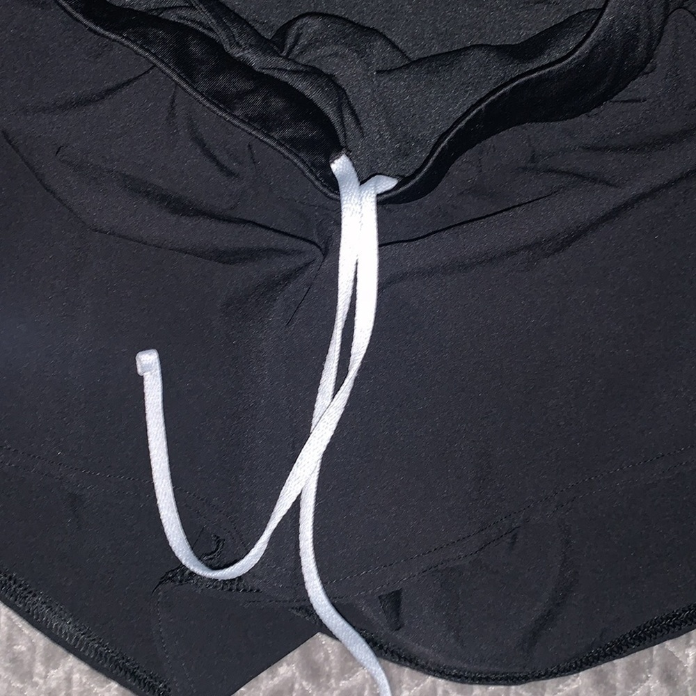 Under Armour Loose Fit Running Shorts. Panty style liner. - Picture 3 of 6